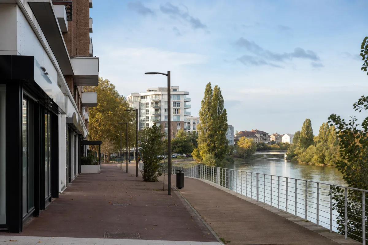 Rue commerçante de Bobigny avec devantures de commerces de proximité