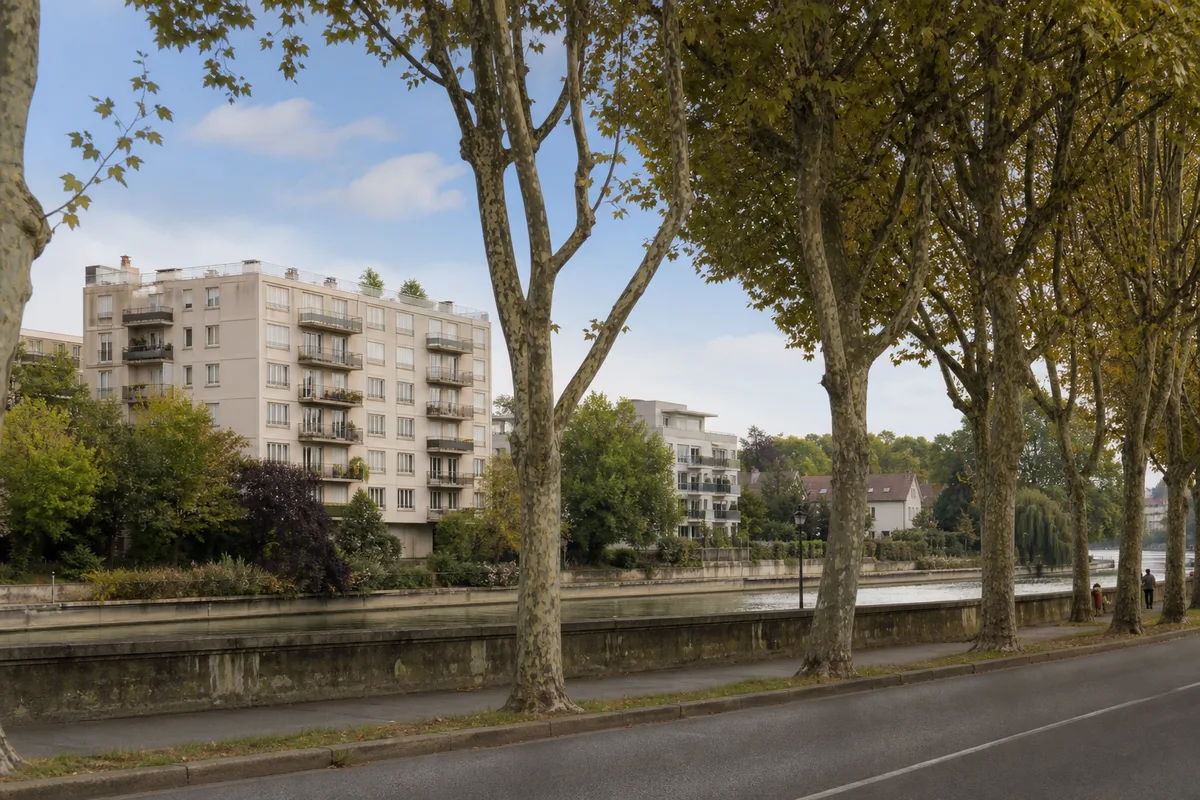 Immeuble résidentiel des années 1970 en région parisienne vu depuis la rue