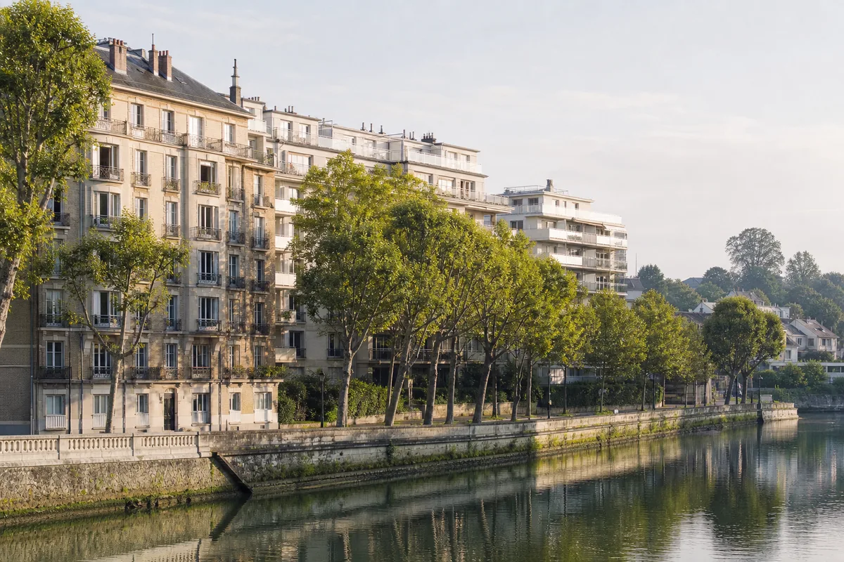 Façades d&rsquo;immeubles résidentiels des années trente dans les Hauts-de-Seine