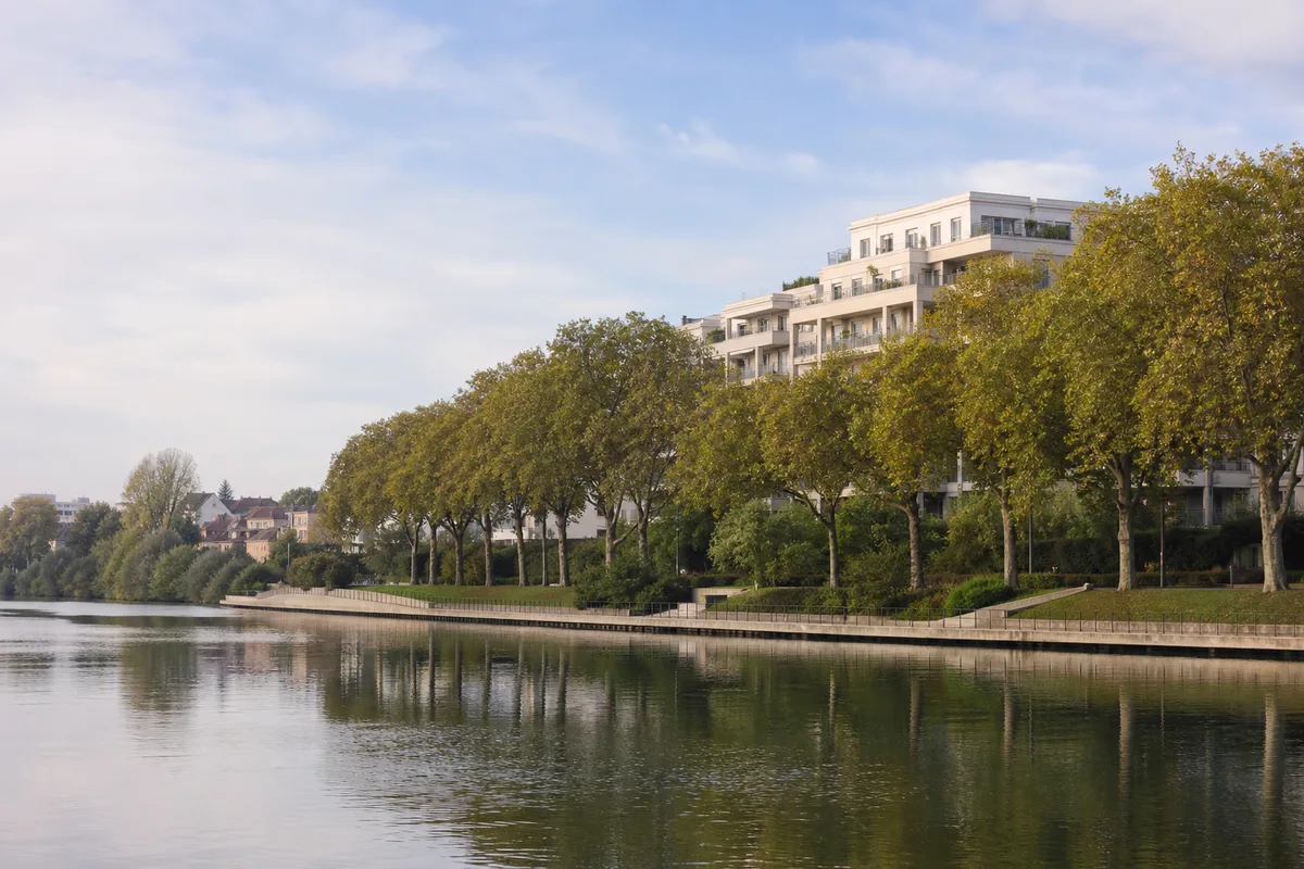 Immeubles récents et pavillons vus depuis les bords de Marne près de Créteil